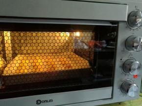 送入预热好的烤箱，210度烤10分钟，转150度继续烘烤18分钟即可。