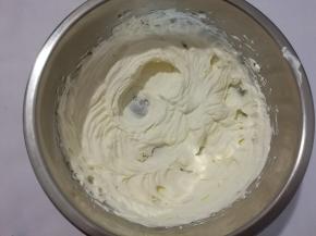 淡奶油加入糖，电动打蛋器充分打发。