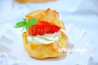 用锯齿刀在泡芙的三分之一处切开，不切断，打发好的奶油挤进泡芙内，加入洗净晾干的草莓即可。