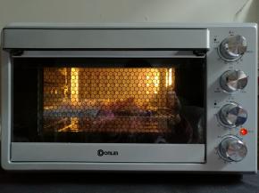 放入预热好的烤箱中层上下火220度烘烤10分钟，出炉撒上香葱碎即可。