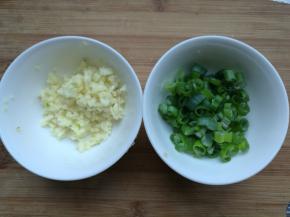 烤制期间准备调料。大蒜剁成蒜末，小葱切成葱花，其他调料也备好。