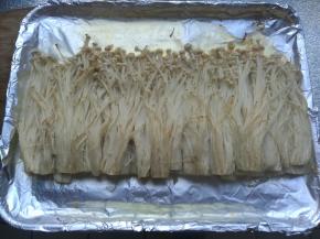 取出金针菇，倒掉水分。