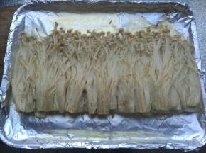 取出金针菇，倒掉水分。