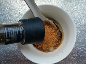 蚝油、盐、食用油、蒜末、烧烤料、再放少许黑胡椒碎，搅拌均匀。