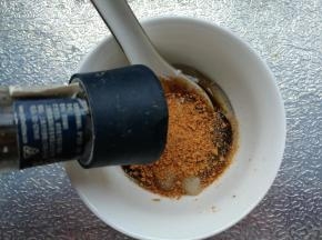 蚝油、盐、食用油、蒜末、烧烤料、再放少许黑胡椒碎，搅拌均匀。