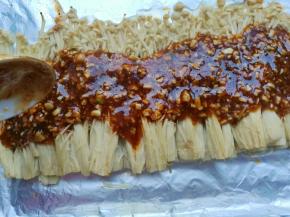 淋在金针菇上。