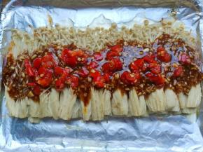 均匀的浇上剁椒酱。