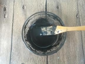 竹炭粉用8克温水调匀。