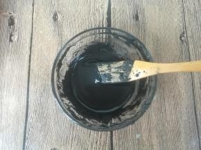 竹炭粉用8克温水调匀。