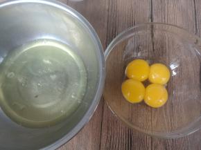 鸡蛋分离在两个无油无水的盆内。