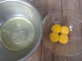 鸡蛋分离在两个无油无水的盆内。