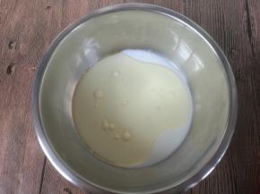 另取一个干净的盆子，放入玉米油和牛奶。