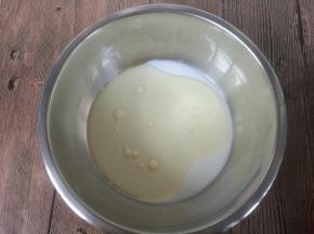 另取一个干净的盆子，放入玉米油和牛奶。