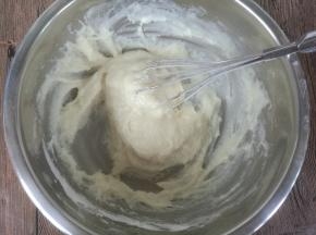 筛入低筋粉，混合搅拌均匀，不可划圈搅拌，其他任何方式都可。