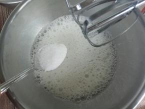 糖分三次加入蛋白内。电动打蛋器打出鱼眼泡，加入三分之一细砂糖。