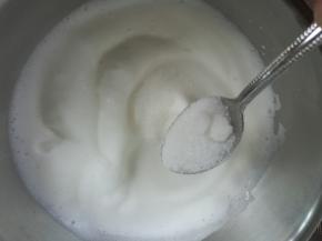 打至蛋糊细腻，加入第二次细砂糖。