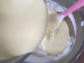 倒回蛋白盆，再次以翻拌或切拌的手法混合均匀。