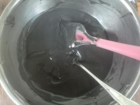倒回蛋白盆内，混合均匀。预热烤箱上下火125度10分钟。