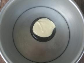 取过模具，准备两个小勺子，然后舀一勺竹炭蛋糊，在竹炭糊上面再加入一勺原味蛋糊。