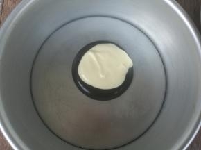 取过模具，准备两个小勺子，然后舀一勺竹炭蛋糊，在竹炭糊上面再加入一勺原味蛋糊。