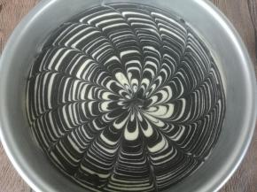 全部加完后，上面用牙签从四周向中间拉出花纹。