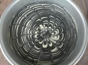 全部加完后，上面用牙签从四周向中间拉出花纹。