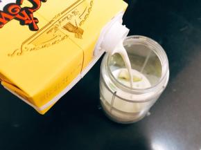 牛油果切小块放入搅拌机
倒入牛奶