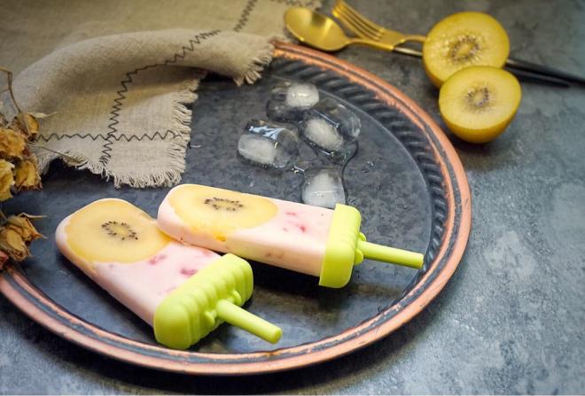 奇异果草莓果酱酸奶冰棒