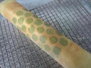 借助油纸卷成卷，送入冰箱冷藏定型。