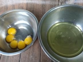 鸡蛋分离蛋清蛋黄，蛋清盆需无油无水，蛋白内不能混入一丝蛋黄。