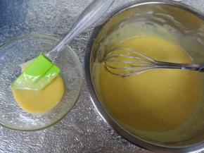 取出大约15克蛋黄糊到一个小碗内。