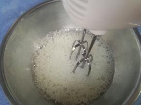 糖分三次加入蛋白内。电动打蛋器打至鱼眼泡，加入三分之一糖。