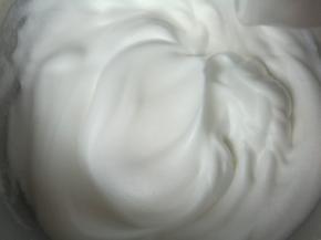 蛋糊出现纹路，加入最后一次细砂糖。