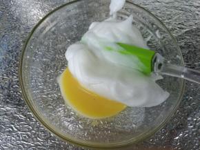 取出蛋黄糊大约两倍的量到提前取出的少量蛋黄碗内。