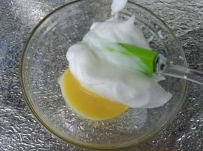 取出蛋黄糊大约两倍的量到提前取出的少量蛋黄碗内。