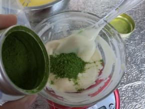 加入抹茶粉混合均匀。