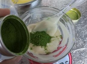 加入抹茶粉混合均匀。