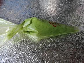 装入裱花袋。烤箱预热上下火175度10分钟。