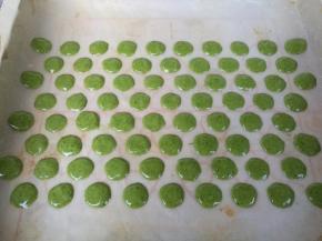 裱花袋剪一个小口，小点就好，太大不好掌握。在铺了油纸的烤盘挤出波点（可以提前画好，或电脑打印好）。放入预热好的烤箱烘烤1分钟即可。