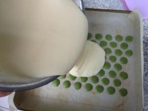 在烘烤好的波点上面倒入蛋糊，刮刀抹平。