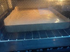 送入烤箱，上下火175度烘烤20分钟即可。