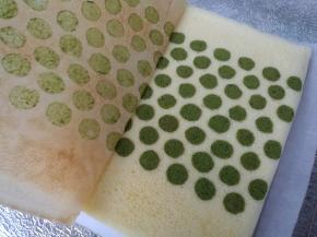 用一张新的油纸盖在蛋糕上，翻过来，揭开油布，然后再翻过来，用揭开的油布盖住蛋糕。