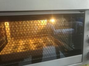 送入烤箱，上下火185度烘烤18分钟，至表面有微微焦黄色就好了。晾凉后酥香。