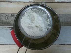 杏仁粉和低筋粉混合筛入黄油内。