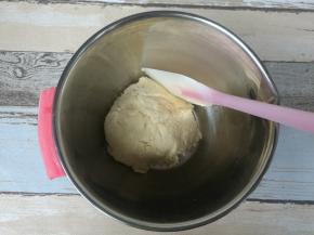 用刮刀拌匀成面团，放进冰箱冷藏30分钟。