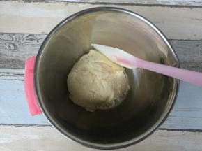 用刮刀拌匀成面团，放进冰箱冷藏30分钟。