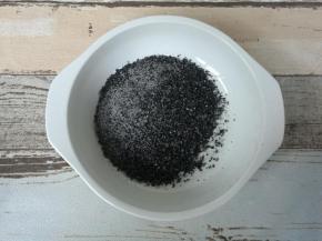制作馅料：黑芝麻加入糖用料理机打散，不要太细，有点颗粒感更好吃。