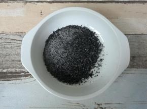 制作馅料：黑芝麻加入糖用料理机打散，不要太细，有点颗粒感更好吃。