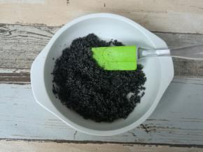 加入8克玉米油混合均匀成馅料。