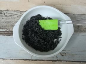 加入8克玉米油混合均匀成馅料。